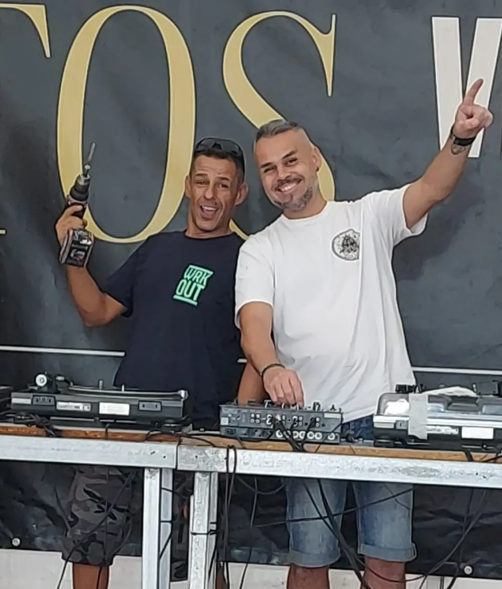 Marcos Chaves con DJ Sasu en la cabina