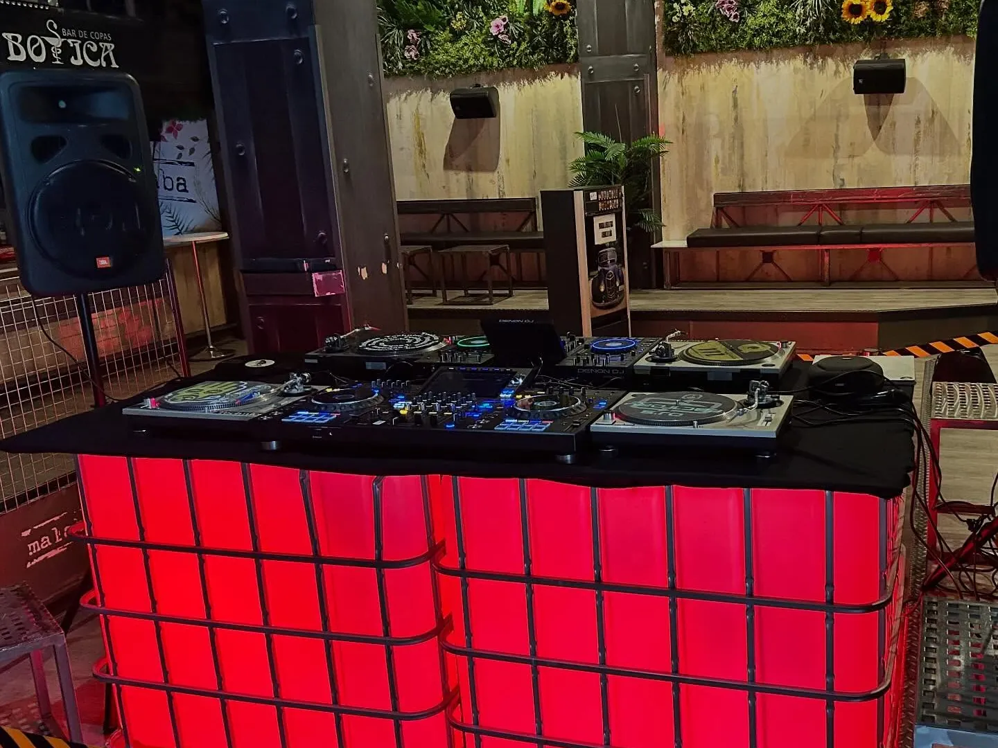 Doble cabina con platos de vinilo y digital