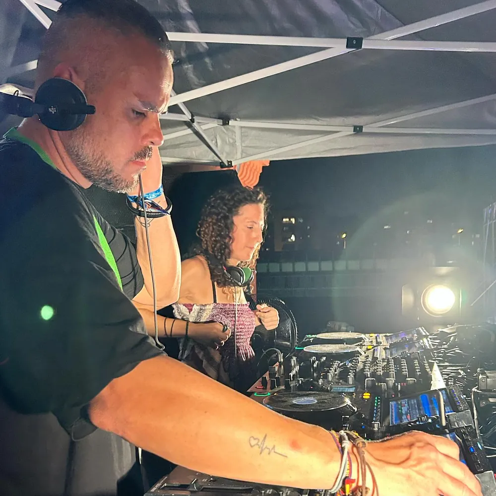 Marcos pinchando en la cabina del festival