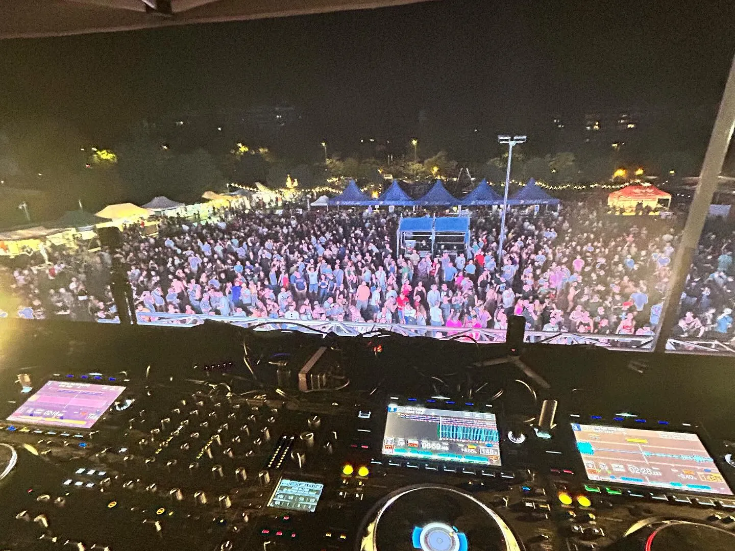 Miles de personas frente a su cabina en el Ciudadella Fest