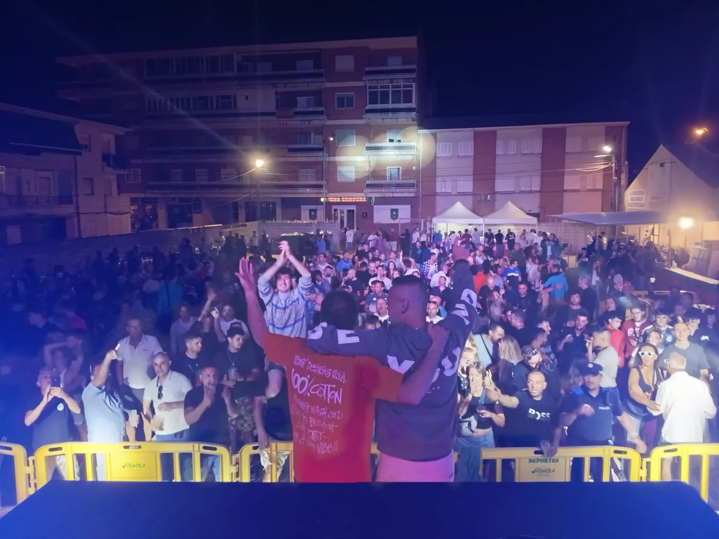 El público con las manos arriba