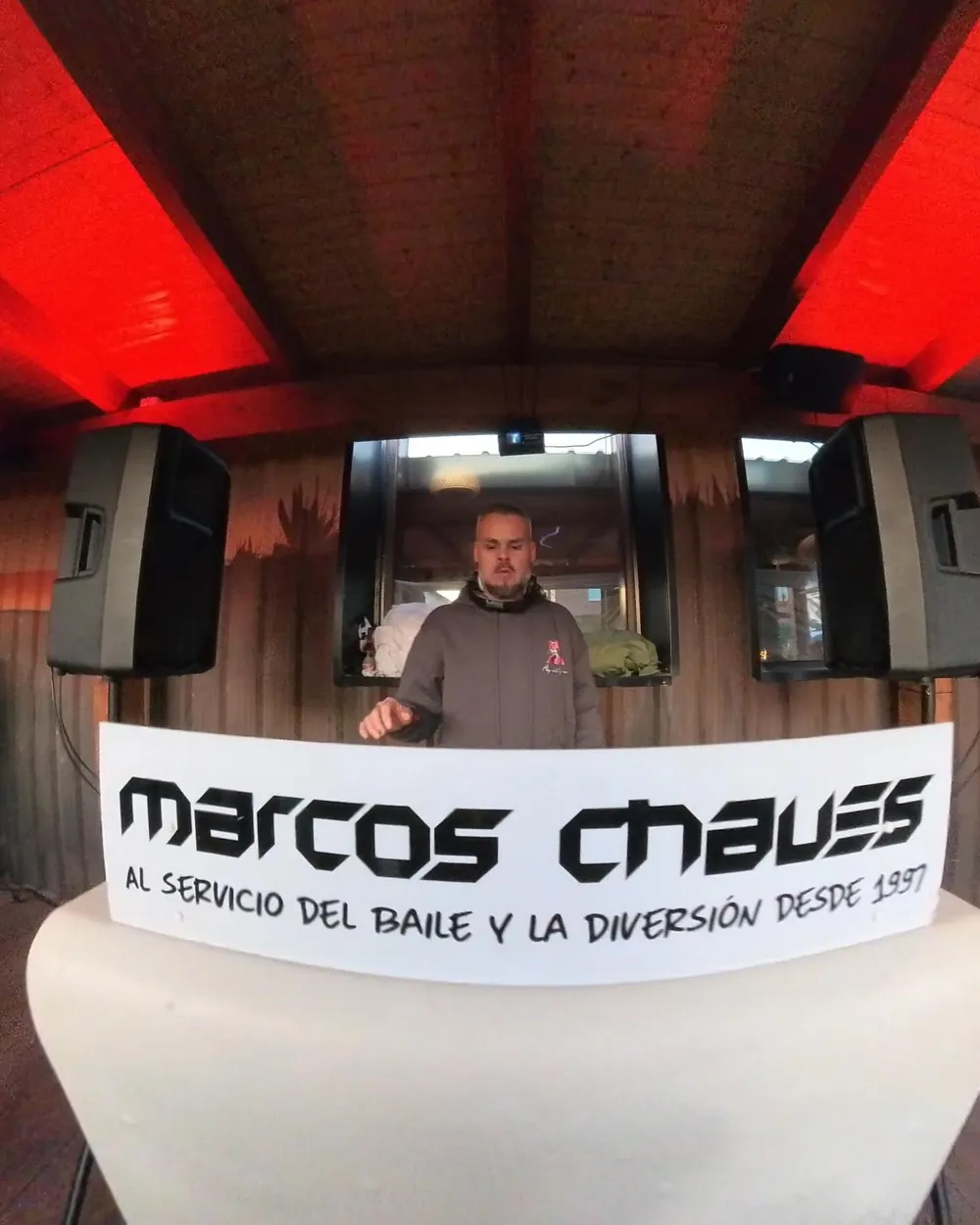 Pancarta en su cabina: Marcos Chaves, al servicio del baile y la diversión desde 1997