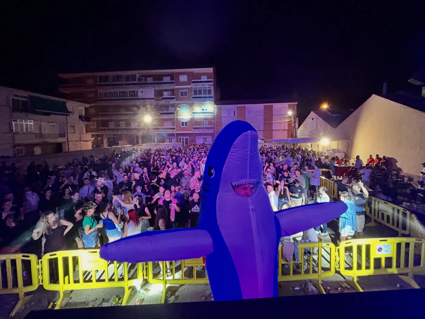 La plaza llena durante su set en las fiestas de Santiago Apóstol