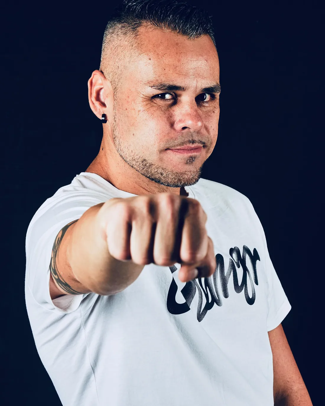 Retrato de Marcos Chaves señalando a cámara