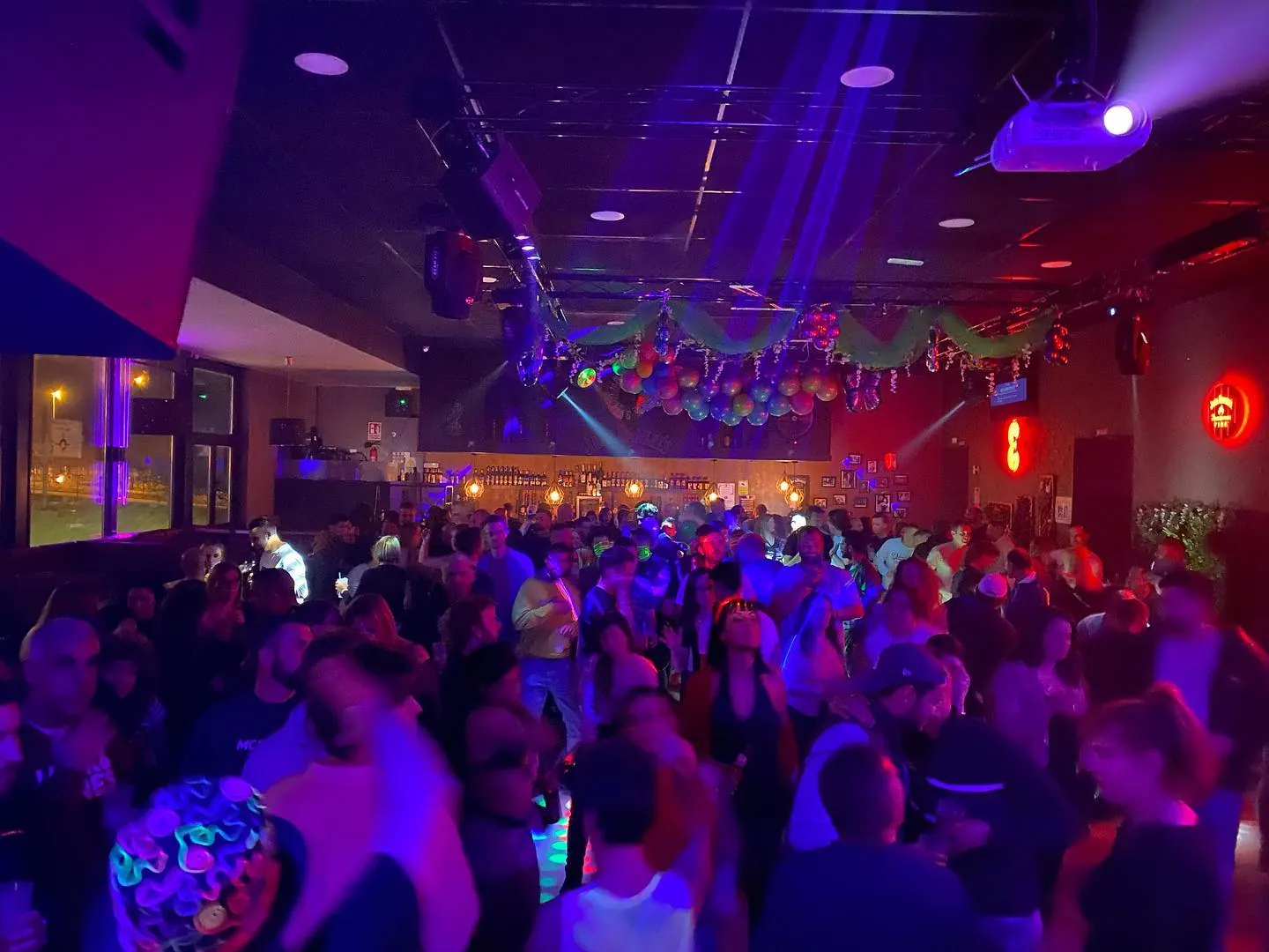 Sala llena bailando