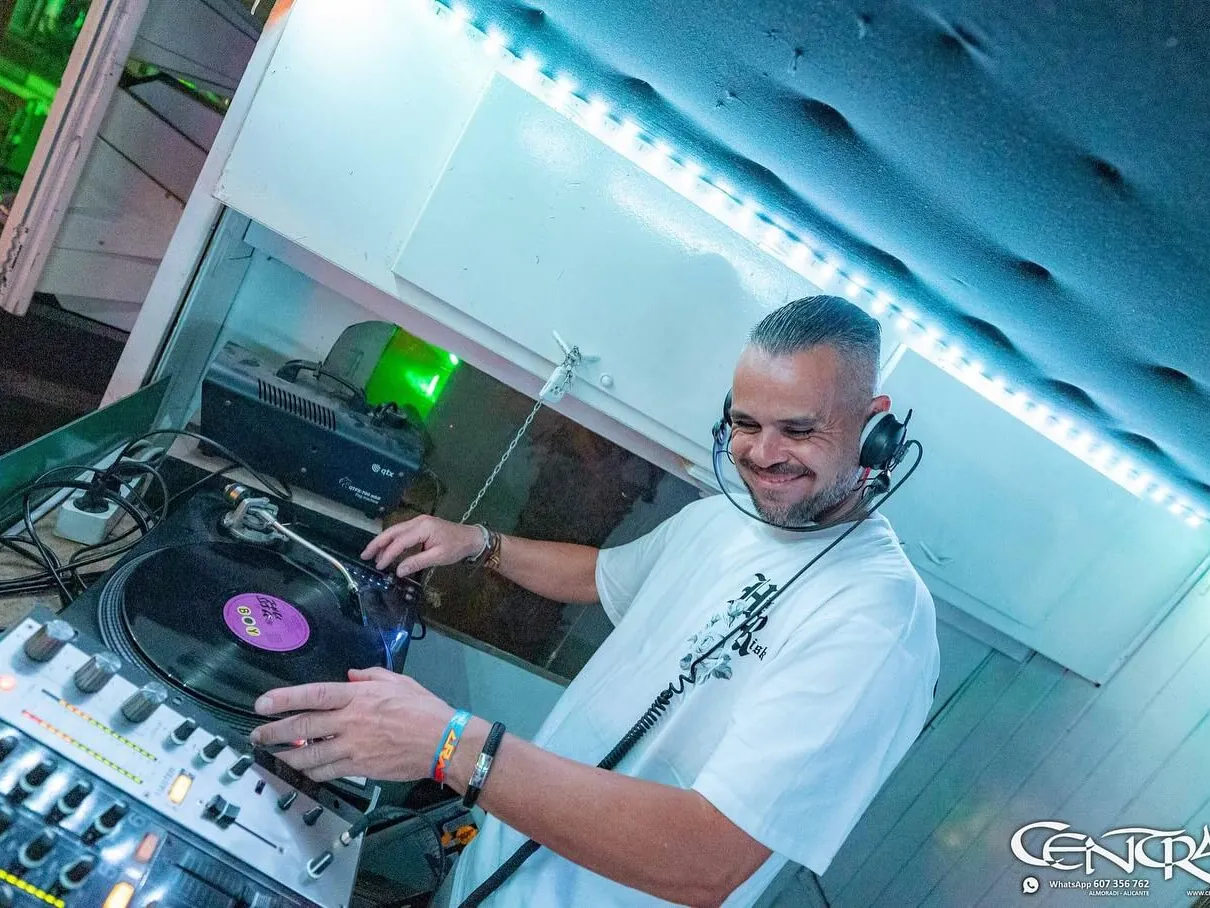 Marcos pinchando a vinilo
